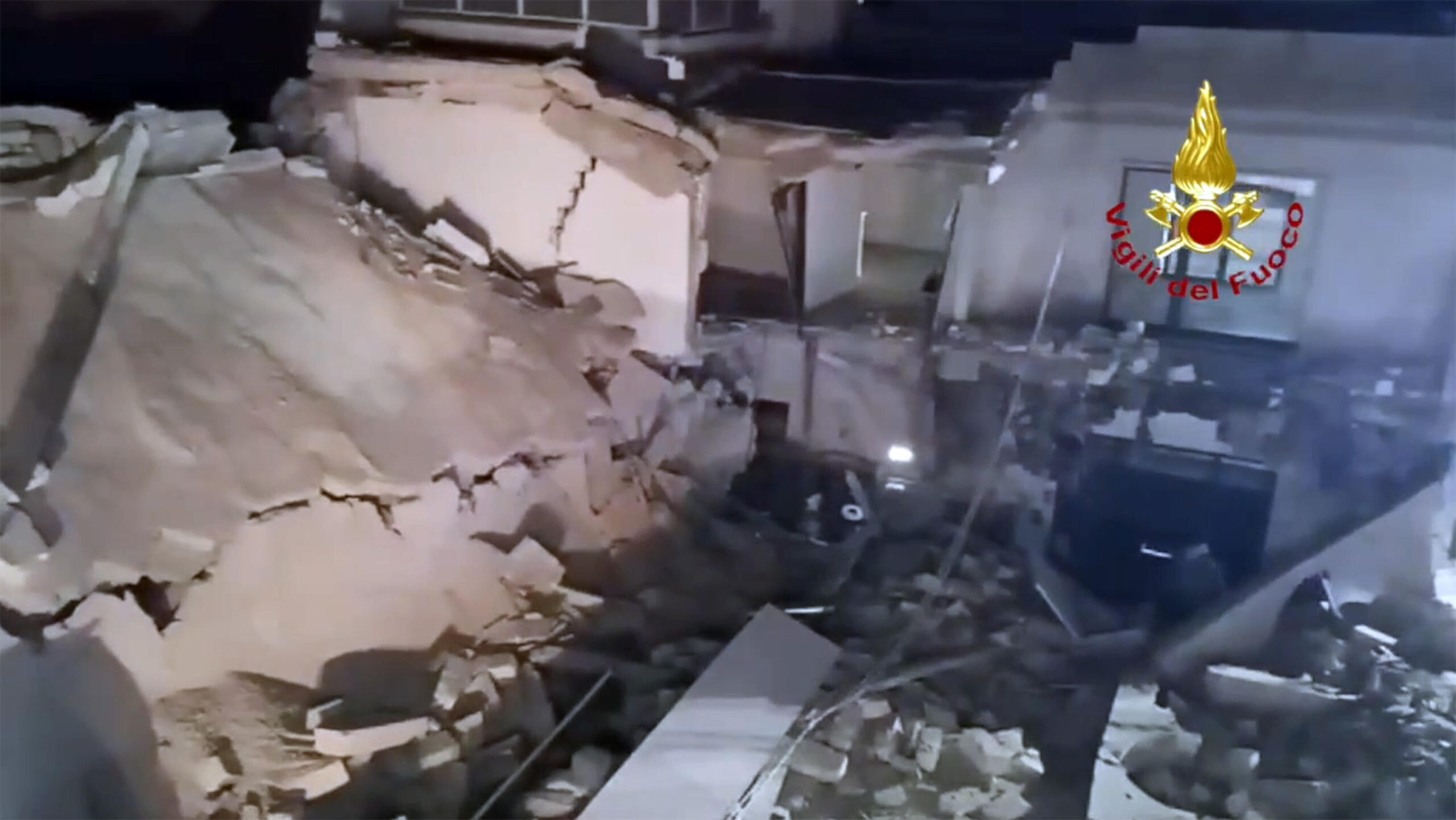 Un grande edificio, sede di un negozio di articoli per la casa con deposito annesso, è crollato la scorsa notte, verso le 4, a Latiano, in provincia di Brindisi. Al momento non si segnalato feriti ma i vigili del fuoco stanno scavando tra le macerie, anche con l'ausilio di cani molecolari, per escludere l'eventuale presenza di persone. Il rumore dovuto al crollo ha spaventato i residenti che, a decine, sono scesi in strada. A quanto si apprende nel negozio, che vende anche articoli per animali, non ci sono allacci al gas o bombole. 
ANSA/VIGILI DEL FUOCO ANSA PROVIDES ACCESS TO THIS HANDOUT PHOTO TO BE USED SOLELY TO ILLUSTRATE NEWS REPORTING OR COMMENTARY ON THE FACTS OR EVENTS DEPICTED IN THIS IMAGE; NO ARCHIVING; NO LICENSING +++ NPK