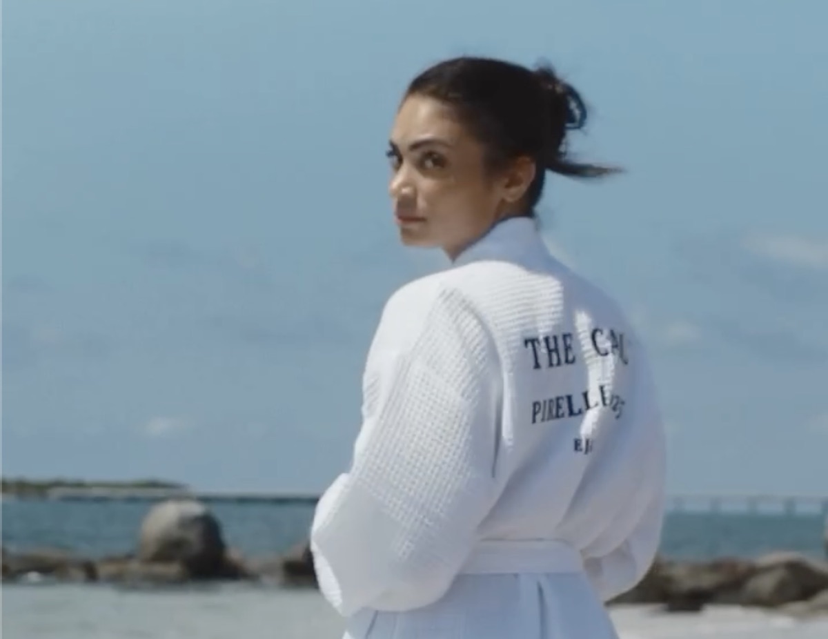 Elodie poserà per il calendario Pirelli 2025: l’annuncio sui social in accappatoio – Il video
