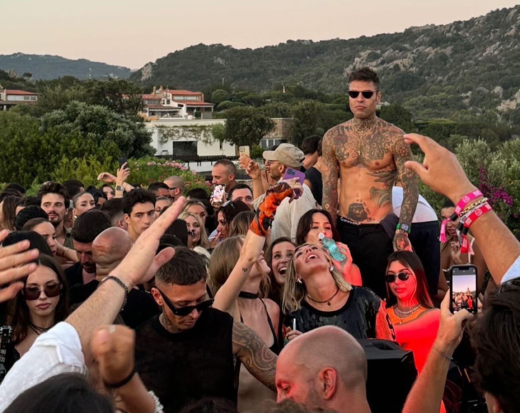 Fedez e la festa che «ha fatto la storia della Costa Smeralda». Un partecipante a Parpiglia: «Ho pagato 100 euro per entrare» – Il video