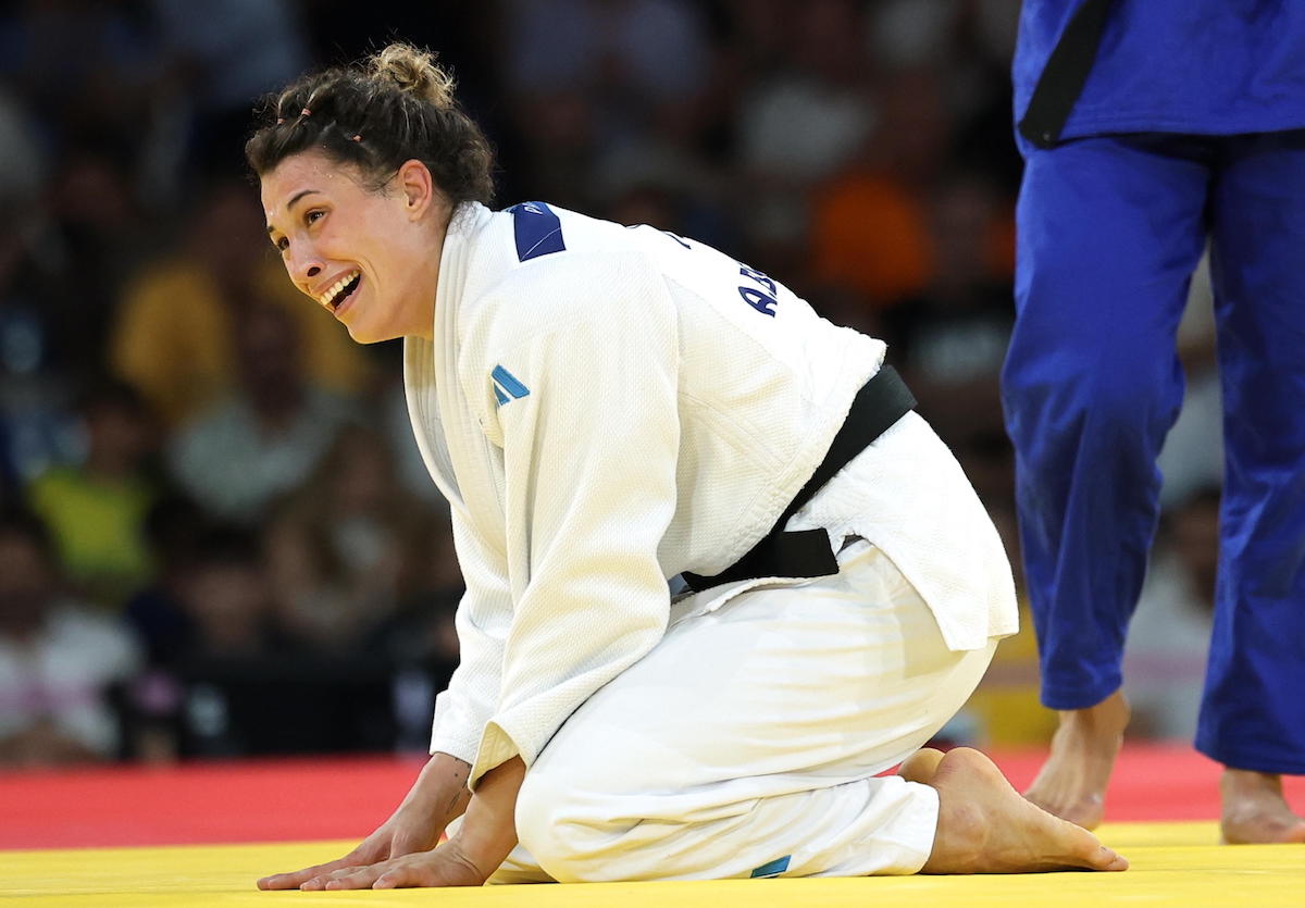 epa11515999 Alice Bellandi of Italy celebrates winning against Patricia Sampaio of Portugal during the Women -78kg semi final bout of the Judo competitions in the Paris 2024 Olympic Games, at the Champs-de-Mars Arena in Paris, France, 01 August 2024.  EPA/CHRISTOPHE PETIT TESSON