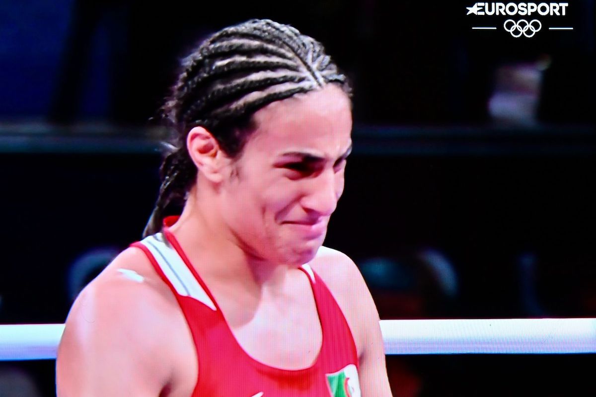 Olimpiadi 2024, Imane Khelif torna sul ring e vince: batte l’ungherese Hamori ai punti assicurandosi la medaglia – Il video