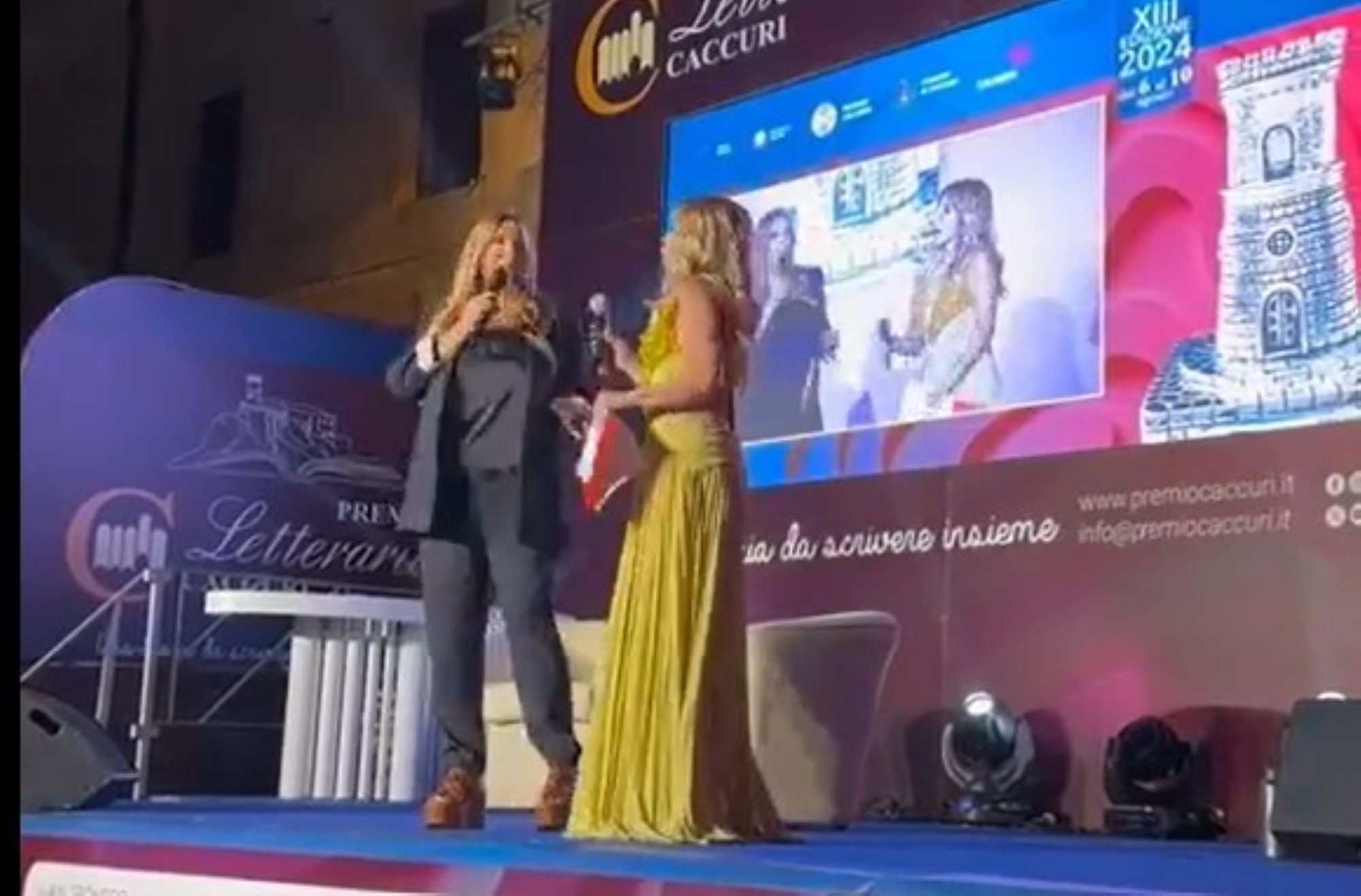 Calabria, Lucarelli lascia il palco e non ritira il premio. Le domande, lo stupore dell’invitata: «Mi sento trattata come una cretina» – Il video