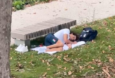 Thomas Ceccon dorme nel parco