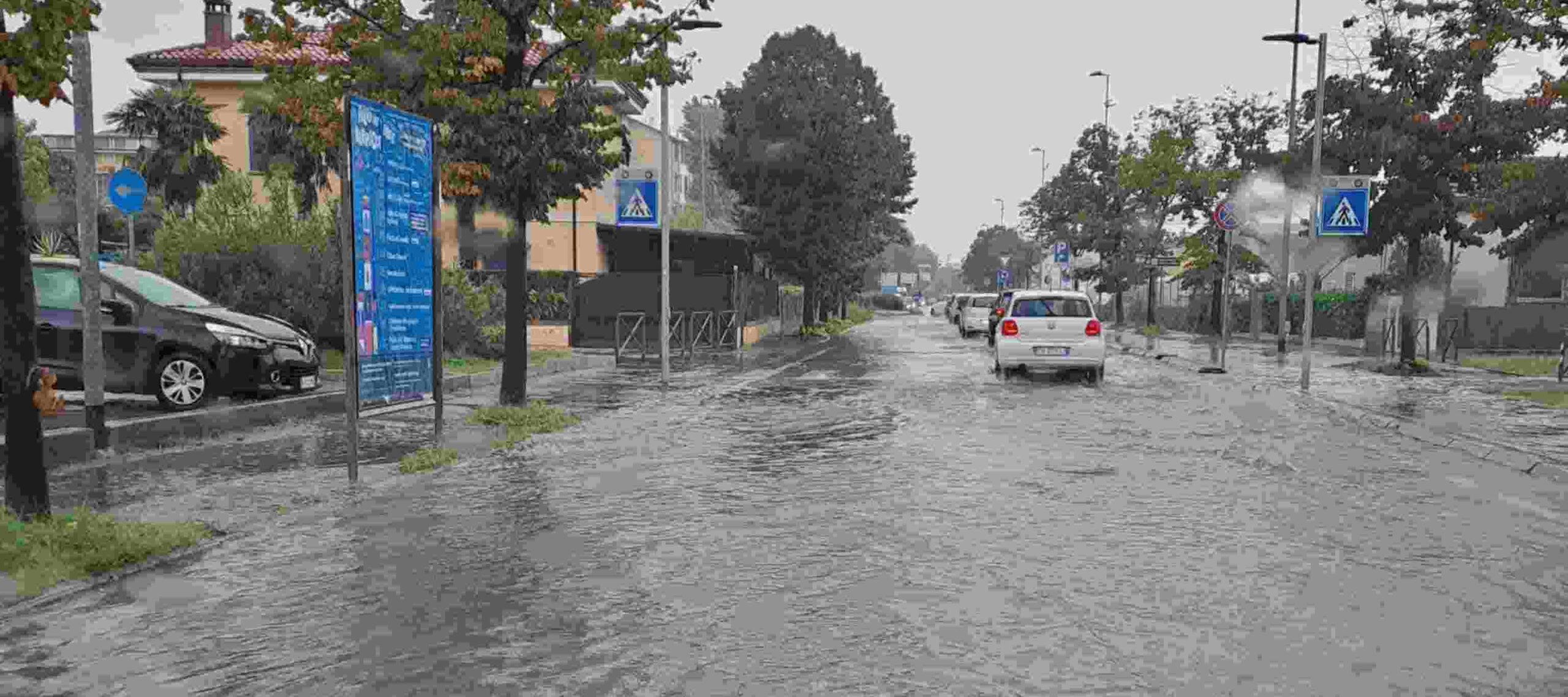 https://static.open.online/wp-content/uploads/2024/09/Allerta-meteo-rossa-in-Emilia-Romagna_-a-Rimini-allagato-il-tribunale-ed-evacuata-una-scuola-elementare-1-scaled.jpg