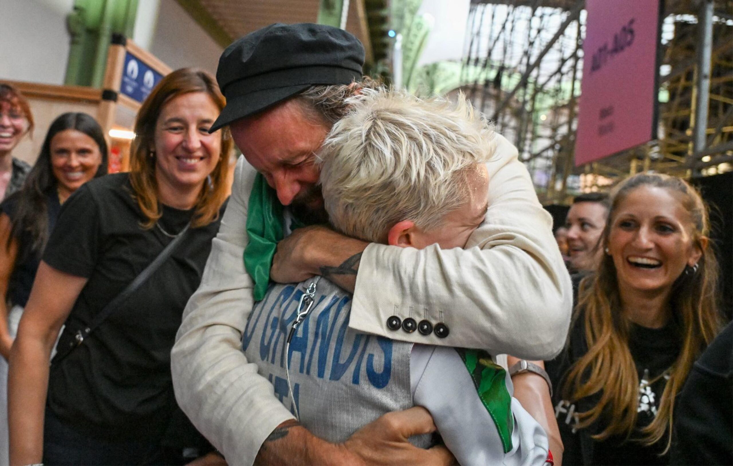 Abbraccio tra Jovanotti e Bebe Vio dopo la vittoria del Bronzo alle Paralimpiadi di Parigi 2024