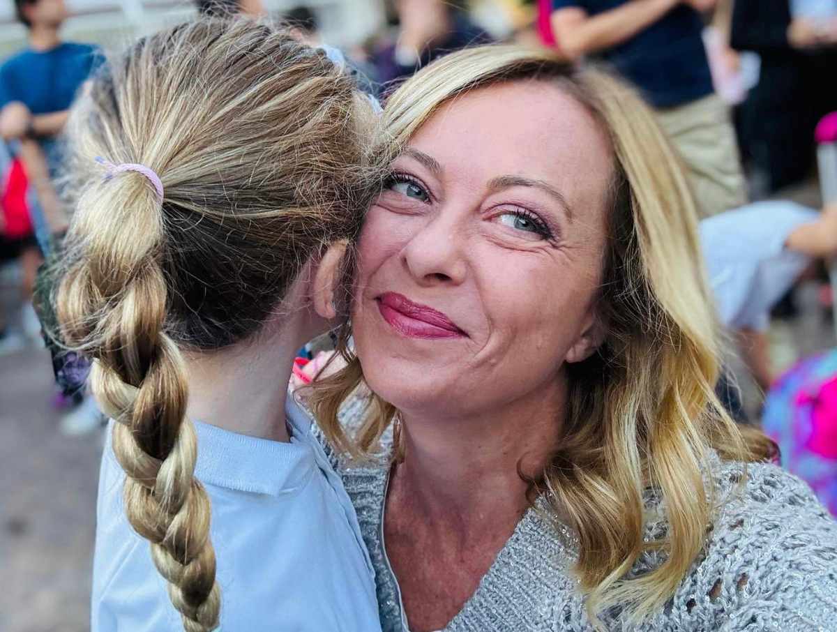 Scuola Meloni In bocca al lupo studenti figlia fiera foto