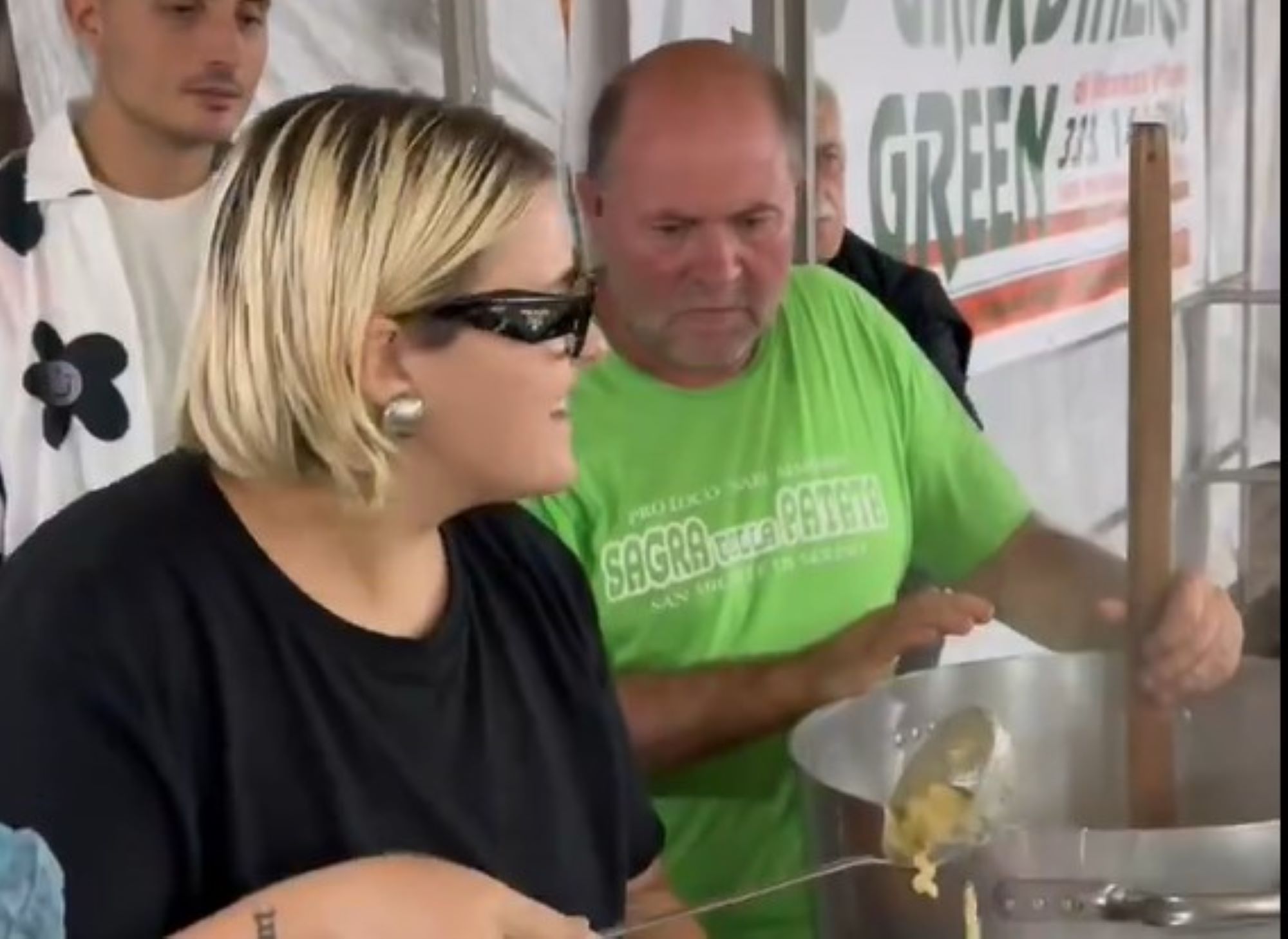 Big Mama cucina pasta patate e provola alla sagra del paese San Michele di Serino – Il video