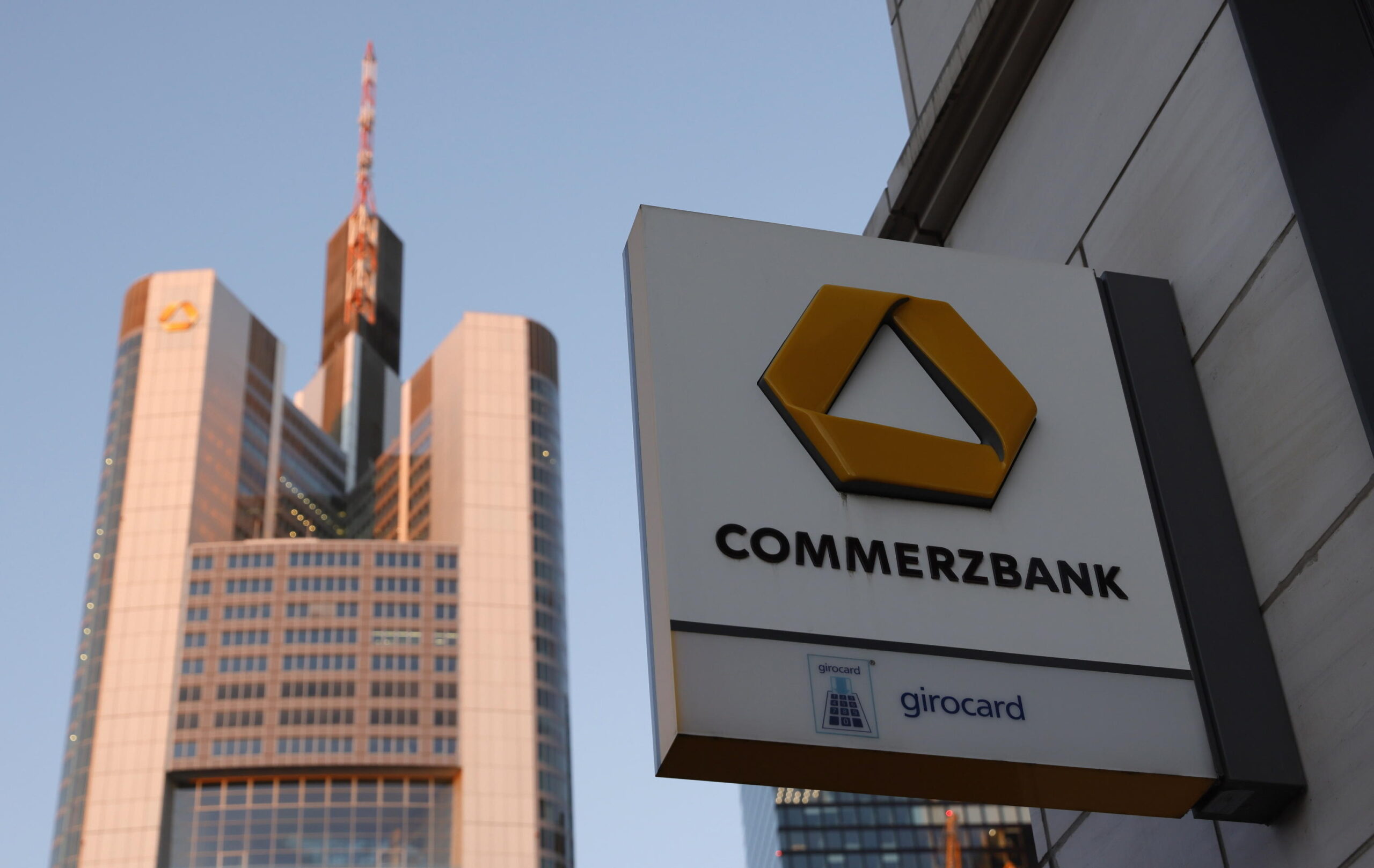 https://static.open.online/wp-content/uploads/2024/09/commerzbank-unicredit-scaled.jpg