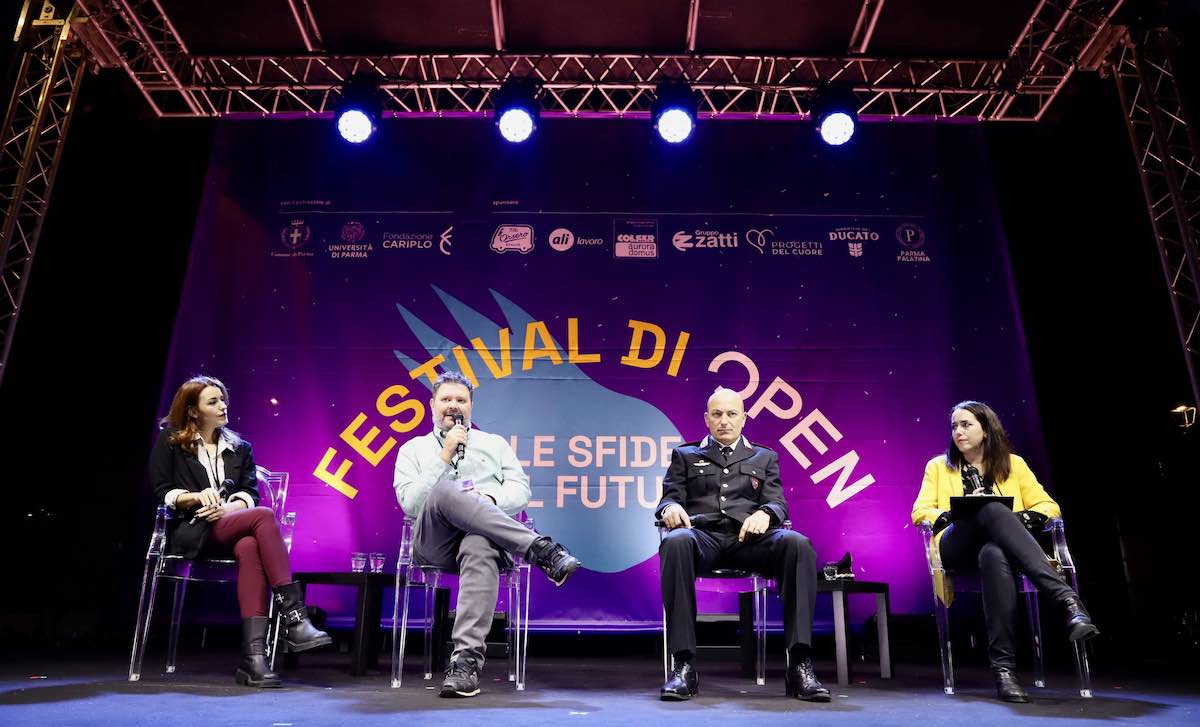 https://static.open.online/wp-content/uploads/2024/09/festival-di-open-crime-poddighe-marino-neri.jpg