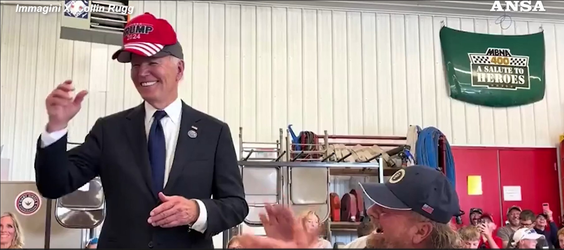 Usa, Biden indossa un cappello di Trump e scherza con un fan – Il video