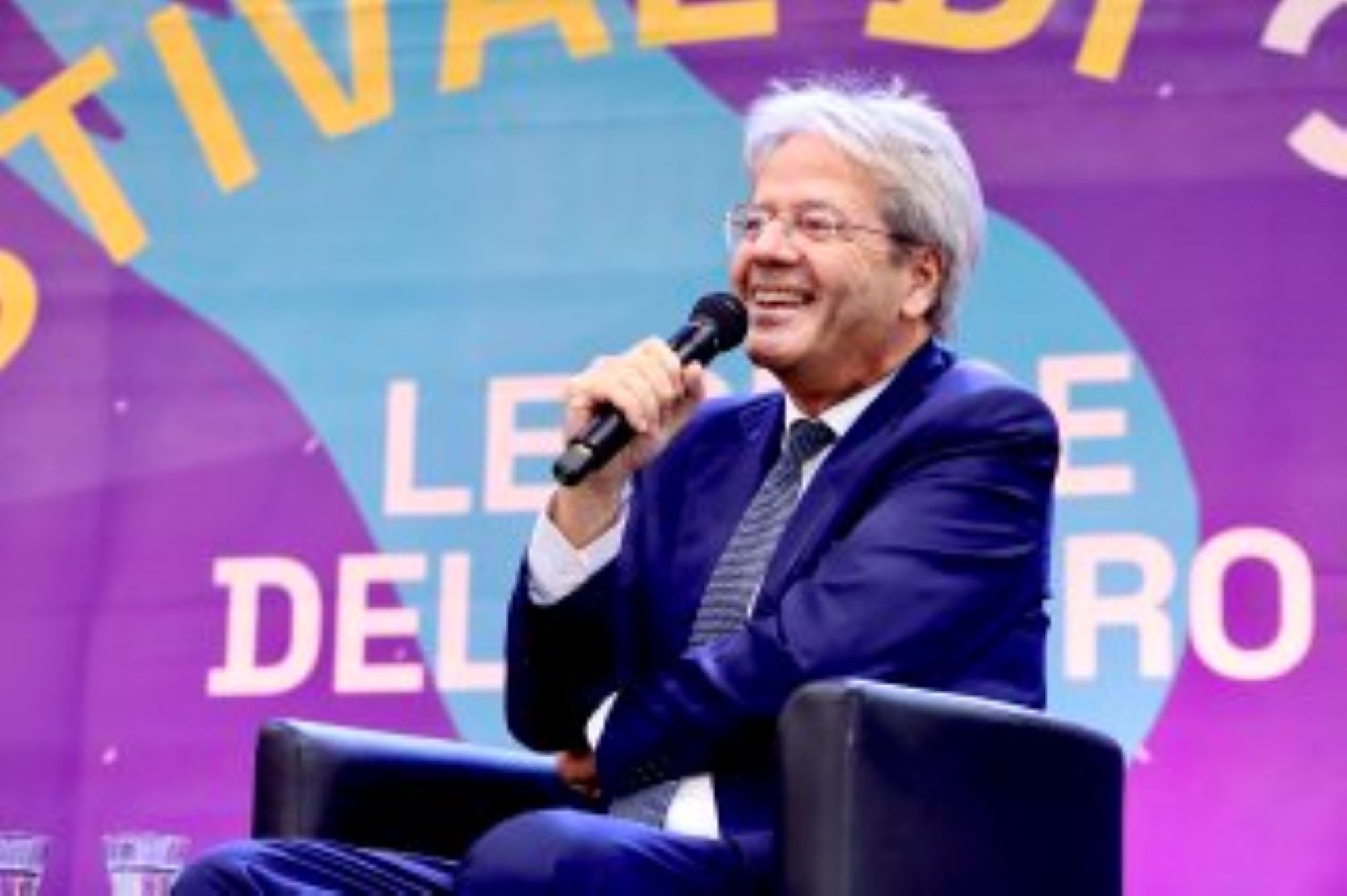 https://static.open.online/wp-content/uploads/2024/09/paolo-gentiloni-festival-di-parma.jpg