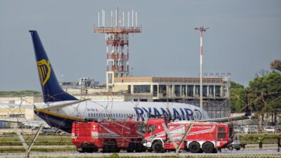 Ryanair ancora problemi durante un volo: si accendono delle spie e l'aereo rientra a Brindisi