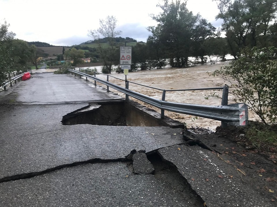 Ponte danneggiato a causa delle piogge a Montecatini Val di Cecina