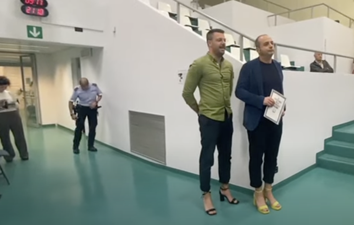 Ancona, i consiglieri comunali si presentano in aula con i tacchi: protesta contro il «pensiero omofobo» della collega di FdI De Angelis – Il video
