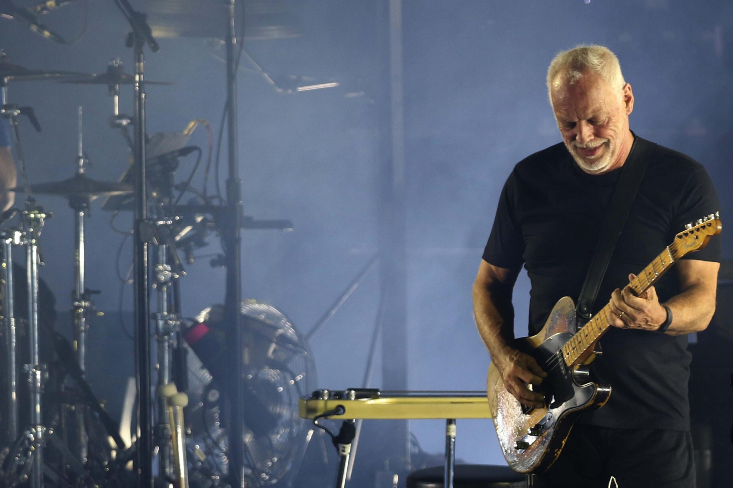 https://static.open.online/wp-content/uploads/2024/10/david-gilmour-concerto-pompei-scaled.jpg