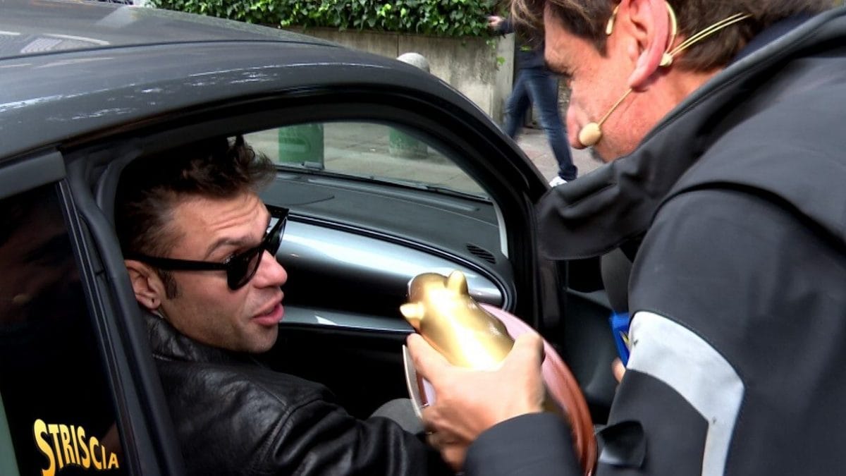 fedez striscia la notizia tapiro d'oro valerio staffelli