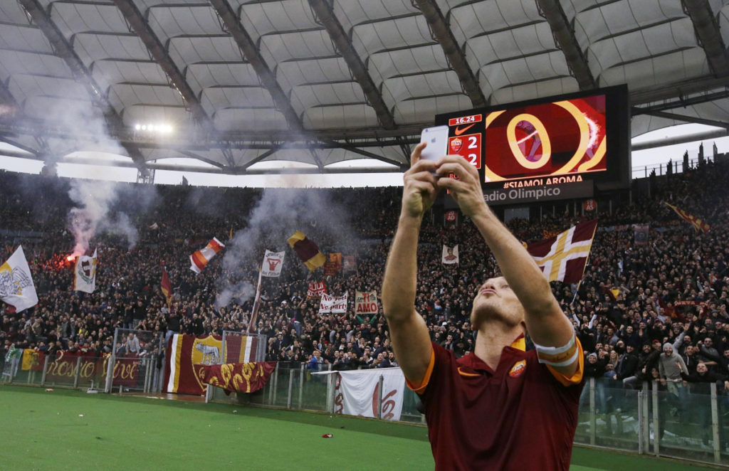 https://static.open.online/wp-content/uploads/2024/10/francesco-totti-torna-a-giocare-como.jpg