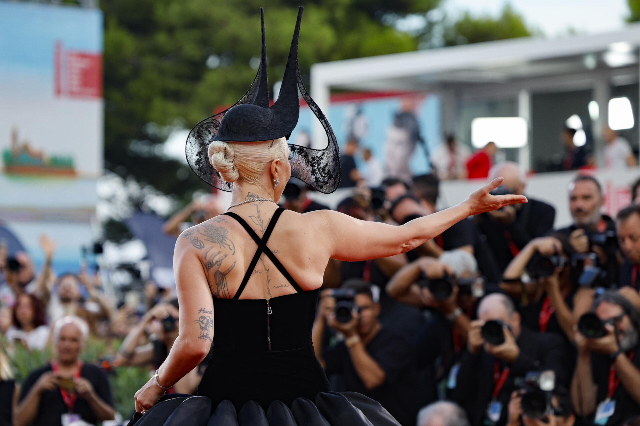 https://static.open.online/wp-content/uploads/2024/10/lady-gaga-croisette-venezia-joker-2-scaled.jpg