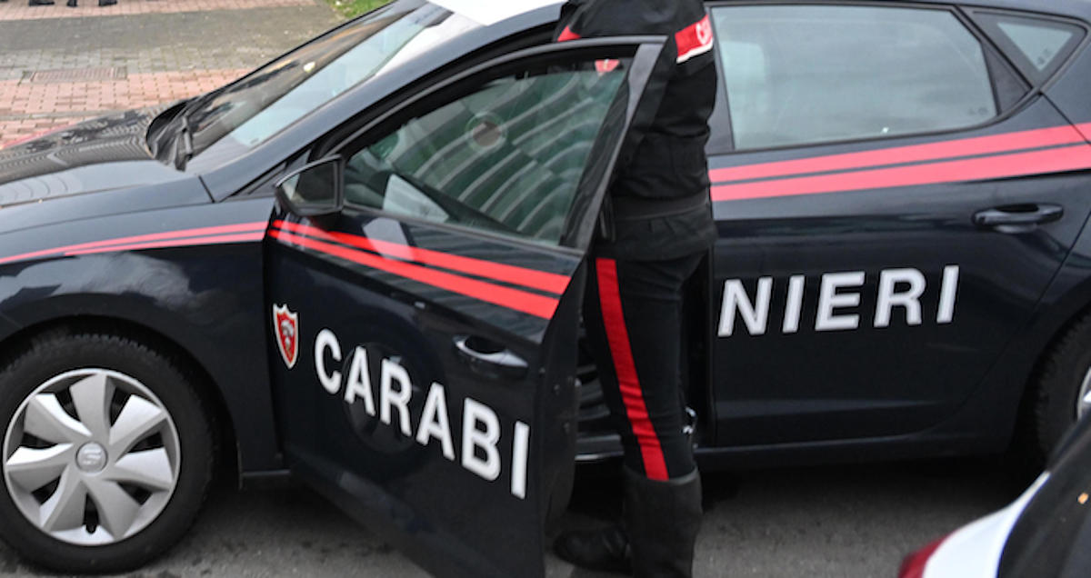 Lei invita l’ex a pranzo, ma lui ha il braccialetto elettronico dopo la sua denuncia. L’allarme ai carabinieri: così l’uomo è finito in carcere