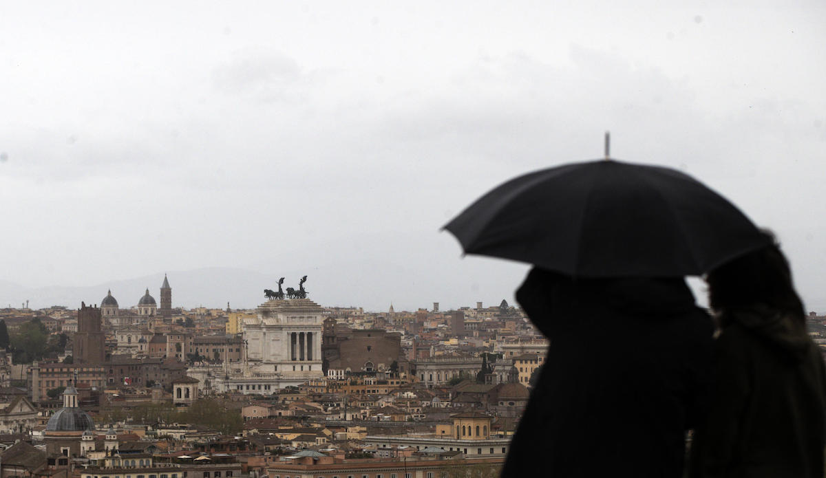 https://static.open.online/wp-content/uploads/2024/10/roma-allerta-maltempo-ordinanza-gualtieri-parchi-fiumi-strade.jpg