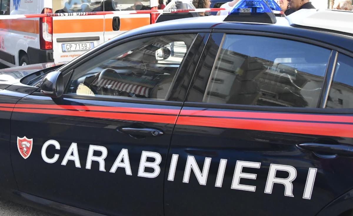 Femminicidio a Firenze, uccide la compagna a coltellate e poi si butta dalla finestra. Avevano un figlio di 2 anni