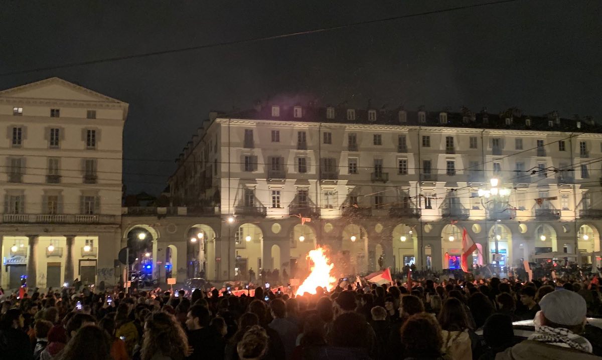 torino corteo pro palestina divieto israele bandiere