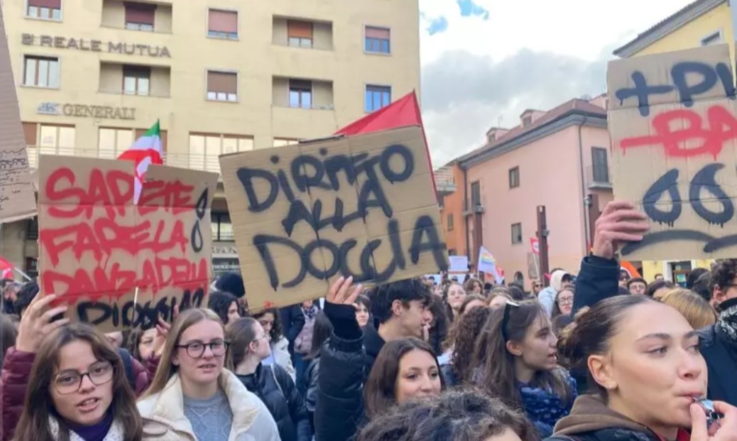 Basilicata carenza idrica diritto alla doccia proteste