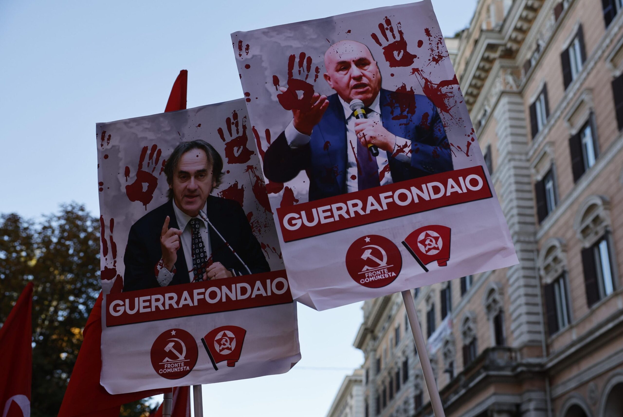 Corteo Pro-Pal a Roma, petardi contro la polizia. Tra gli studenti la foto di Meloni macchiata di sangue