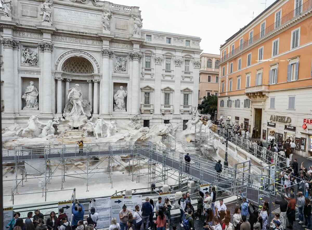 https://static.open.online/wp-content/uploads/2024/11/Passerella-fontana-di-Trevi.jpg