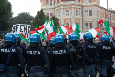 Polizia Bologna collettivi scontri