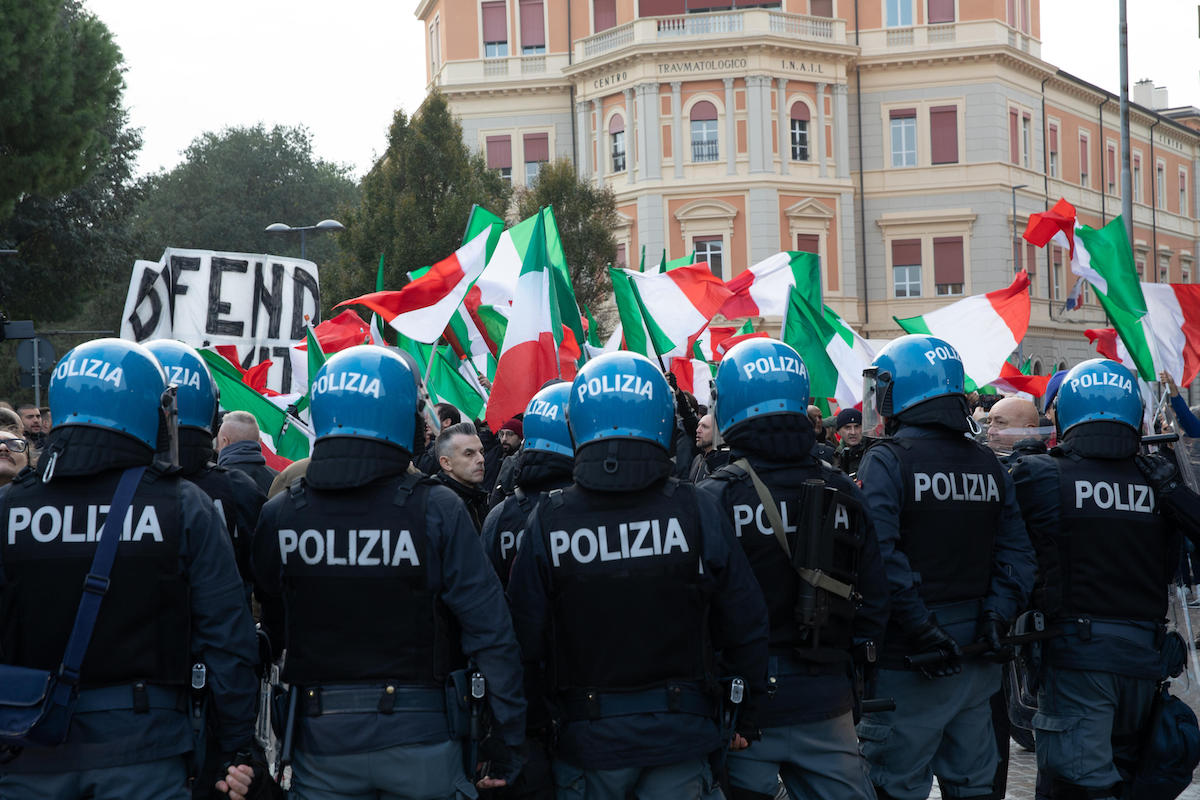 https://static.open.online/wp-content/uploads/2024/11/Polizia-Bologna.jpg