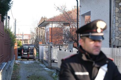 Torino, bimba di 10 mesi uccisa in casa dalla madre. La donna è in prognosi riservata «Si è ferita al collo»