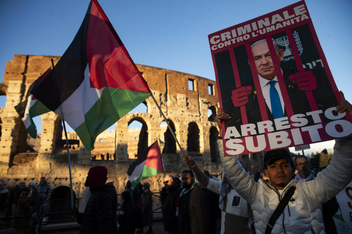 foto Netanyahu in prigione corteo Pro pal Roma