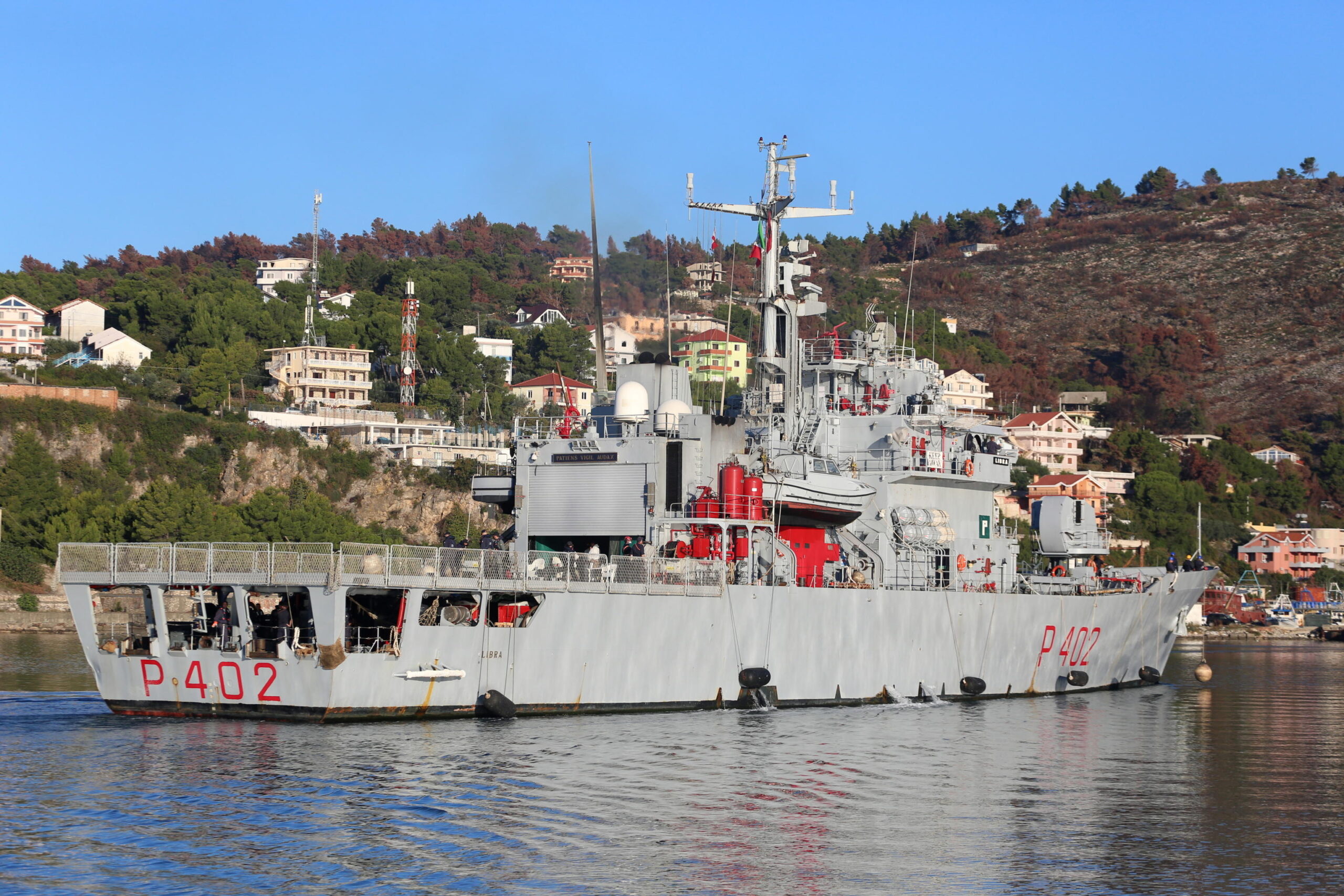 https://static.open.online/wp-content/uploads/2024/11/nave-militare-albania-migranti-scaled.jpg