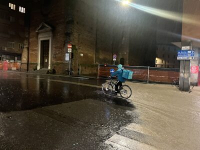 rider bologna alluvione legge stop consegne maltempo