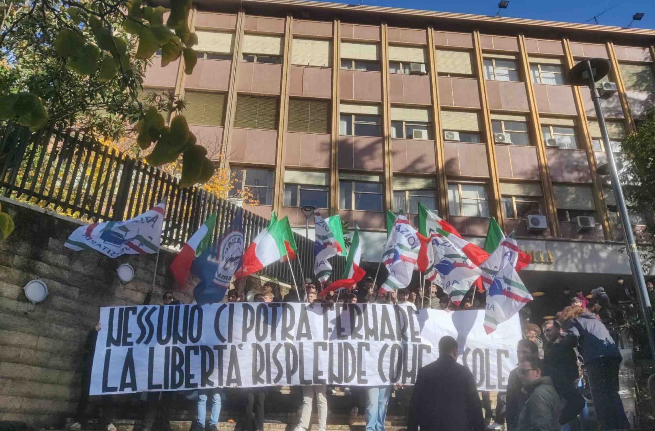 https://static.open.online/wp-content/uploads/2024/11/scontri-la-sapienza-roma-collettivi-azione-universitaria-video.jpg