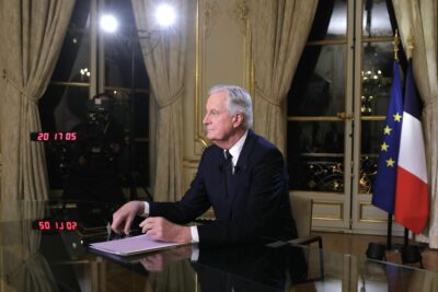 Francia, il premier Barnier chiede «un sussulto di responsabilità» contro la mozione di sfiducia. E Macron chiude alle dimissioni «Fantapolitica»