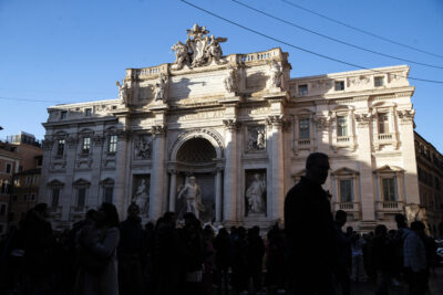 Riapre la Fontana di Trevi, ma rimangono gli ingresso limitati massimo 400 alla volta. E Gualtieri pensa al ticket