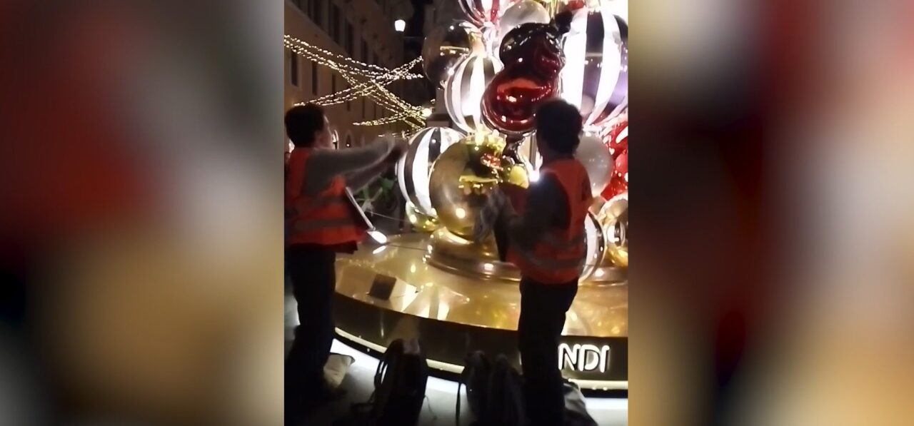 Roma, blitz di Ultima generazione a largo Goldoni: vernice nera sull'albero di Natale di Fendi - Il video