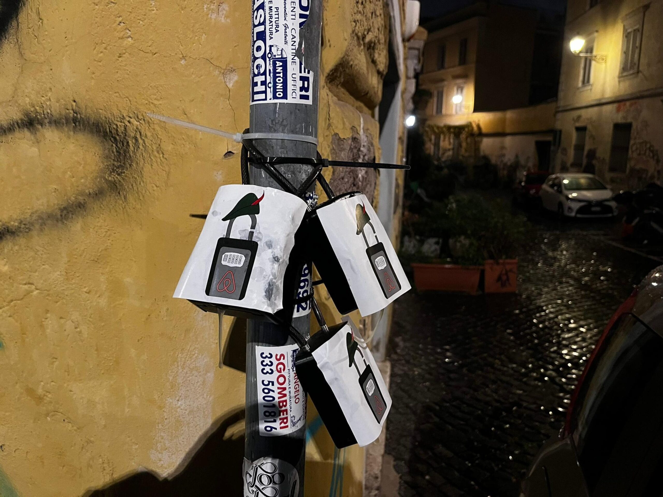 Roma, la banda di Robin Hood contro gli affitti brevi sabotate key box a Trastevere. Il manifesto «La casa è un diritto»