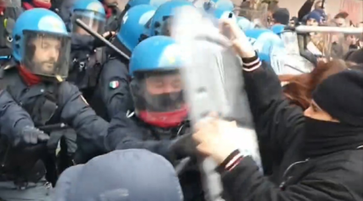 Sciopero, a Torino scontri tra manifestanti e forze dell'ordine. I cori, il lancio delle uova e poi il tentato blitz alla Rai