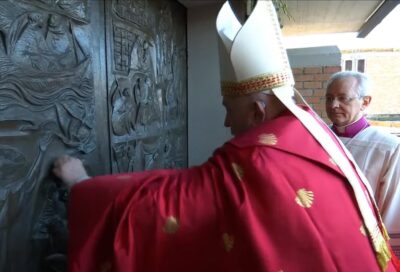 papa francesco porta santa carcere rebibbia