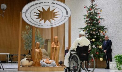 vaticano presepe kefiah rimosso papa francesco