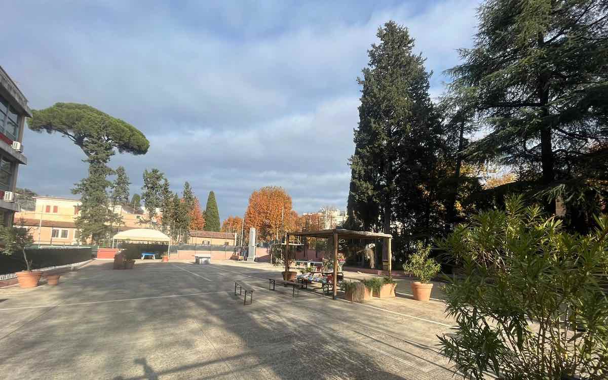 bambino precipitato balcone roma scuola valerio bullismo