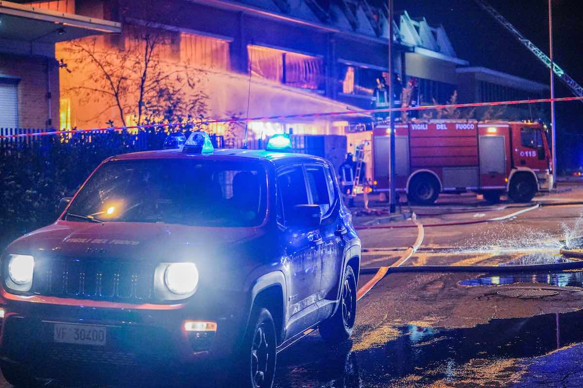 torino incendio palazzo centro morta giovane feriti genitori