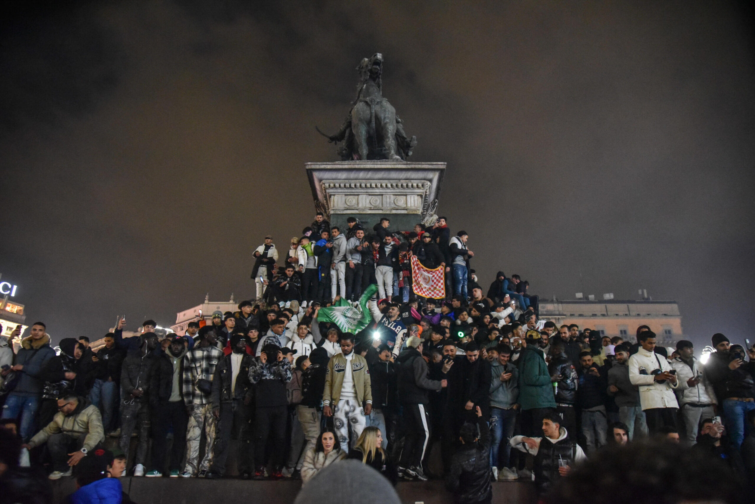 capodanno milano insulti identificati