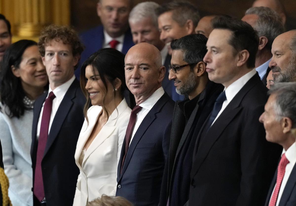 donald trump elon musk jeff bezos mark zuckerberg insediamento casa bianca