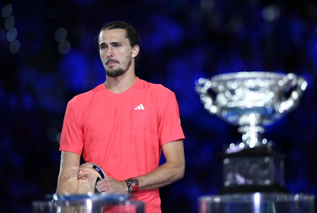 Le accuse di abusi (mai provate), il gelo allo stadio: perché Zverev è stato contestato dopo la sconfitta agli Australian Open – Il video