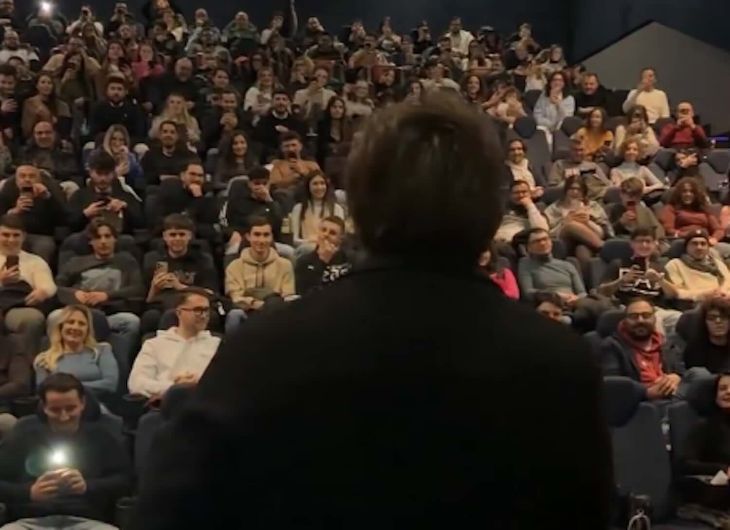 Angelo Duro primo al botteghino col suo film si celebra a modo suo. La risposta ai fan che vanno al cinema due volte per lui – Il video