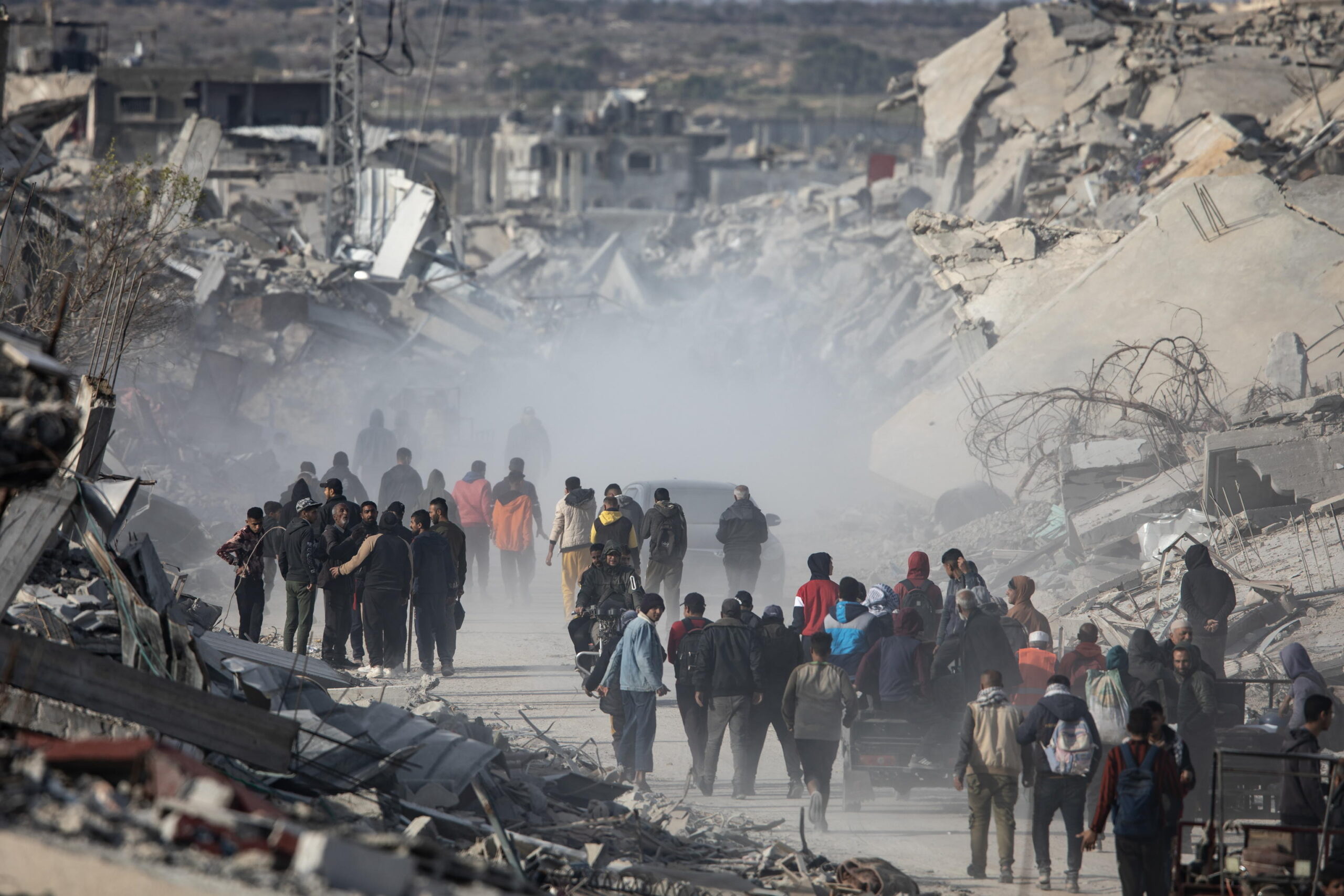 Gaza, i palestinesi festeggiano la tregua: bandiere e cori per le strade della Striscia – I video